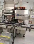 linia pakująca IMA K-150, linia do pakowania tabletek, linia do pakowania kapsułek, linia farmaceutyczna, używane maszyny farmaceutyczne, liczarka tabletek SwiftPack SPC12, zakrętarka IMA F57, kartoniarka IMA K-150, etykieciarka Libra ECO 350, zgrzewarka indukcyjna ME.RO, waga kontrolna Mettler Toledo XS2, serializacja produktów, linia do suplementów diety, maszyny do pakowania farmaceutycznego, kompletna linia pakująca, używana linia technologiczna, linia do butelkowania tabletek, linia do pakowania kapsułek w pojemniki, pakowaczka zbiorcza Pester PEWO-Pack 450 SN.
