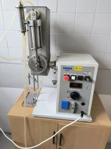 Urządzenie laboratoryjne z granulatorem, mieszalnikiem i dozownikiem tłokowym | Erweka