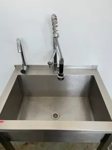 Zlew ze stali nierdzewnej z dwiem bateriami