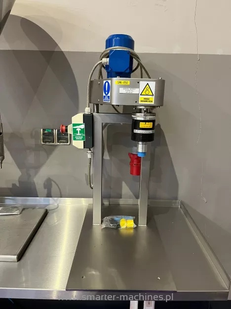 Semi-automatic cork screwing machine