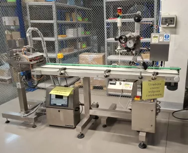 Etykieciarka z głowicą S5 i podajnikiem kartoników